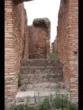 04688 ostia - regio i - insula xvi - caseggiato (i,xvi,2) - via delle terme del mitra - treppe - bli ri osten - 09-2023.jpg